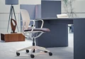 klober-lim-white-mit-design-armlehne-sitzhocker-schwarz-123homeoffice-699490_1080x.webp