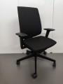 Fotel LightUp 230SL - elegancki czarny fotel biurowy z pełną regulacją.jpg