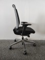 Czarny fotel biurowy z regulowanymi podłokietnikami P67TPU.jpg