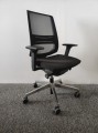 Czarny fotel ergonomiczny Profim LightUp na aluminiowej podstawie.jpg
