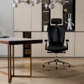 Fotel SPACE Onyx Black w tkaninie Azure - klasyczna, głęboka czerń idealnie komponująca się z nowoczesnym biurem.webp
