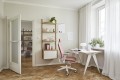 Ergonomiczny fotel Violle 131SFL z jasną konstrukcją i aluminiową ramą, regulowanym zagłówkiem  dla komfortu pracy w domowym biurze.jpg