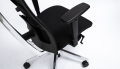 Fotel Action 105SFL z eleganckimi aluminiowymi elementami konstrukcji.png
