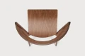 Stylowe krzesło Paged Archer – nowoczesny design z drewnianą elegancją.webp