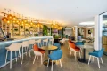 Wygodne krzesło Paged TUK do restauracji z tapicerką.webp