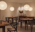 Eleganckie krzesło Paged Sudoku Erba w stylowej restauracji, siedzisko z maty..jpg