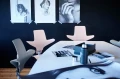 Zestaw foteli HÅG Capisco Puls w nowoczesnej sali konferencyjnej - design, który pobudza kreatywność uczestników spotkania.webp