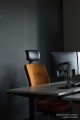 Fotel Dual Bejot w konfiguracji gabinetowej z aluminiową podstawą i skórzanym zagłówkiem.jpg