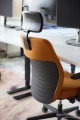 Nowoczesny fotel do biura Bejot Dual łączący przytulną tapicerkę z ergonomią.jpg