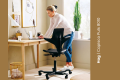 Czarny fotel ergonomiczny HÅG Capisco Puls 8010 w nowoczesnym domowym biurze przy jasnym drewnianym biurku.png