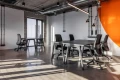 nowoczesne-biuro-typu-open-space-fotele-ergonomiczne-bejot-belt-black.jpeg