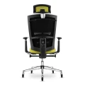 Ergonomiczny fotel Kulik System Space Mystic Green - widok z tyłu na wbudowany, praktyczny wieszak na marynarkę i żakiet.webp