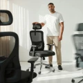 nowoczesny-czarny-fotel-biurowy-z-siatka-clouvou-brightseat.png
