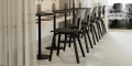 kloeber-comeet-wood-czarne-krzesla-strefa-kawiarniana-bistro.jpg