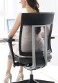 Ergonomiczny fotel do biura XenonNet Profim z oparciem siatkowym i podłokietnikami.jpg