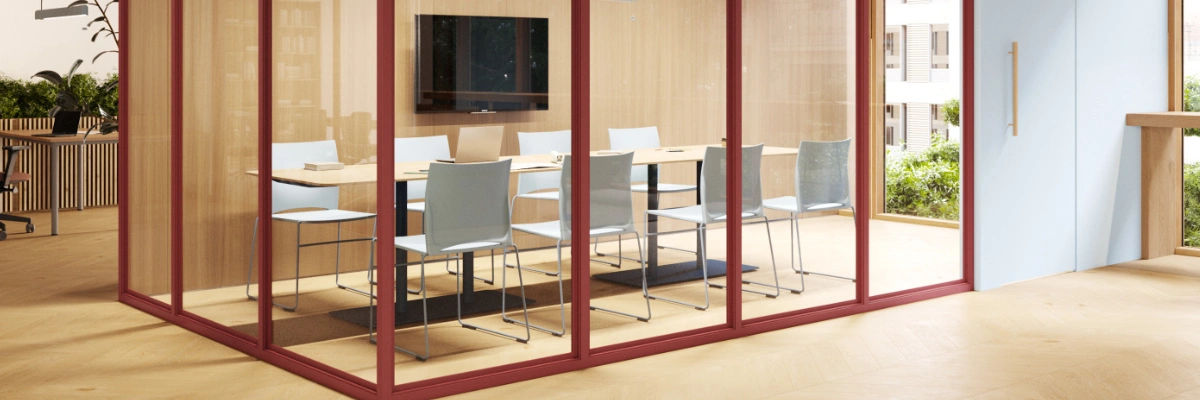Sala konferencyjna zaaranżowana ergonomicznymi krzesłami na płozie Profim Ariz 550V w białym kolorze.