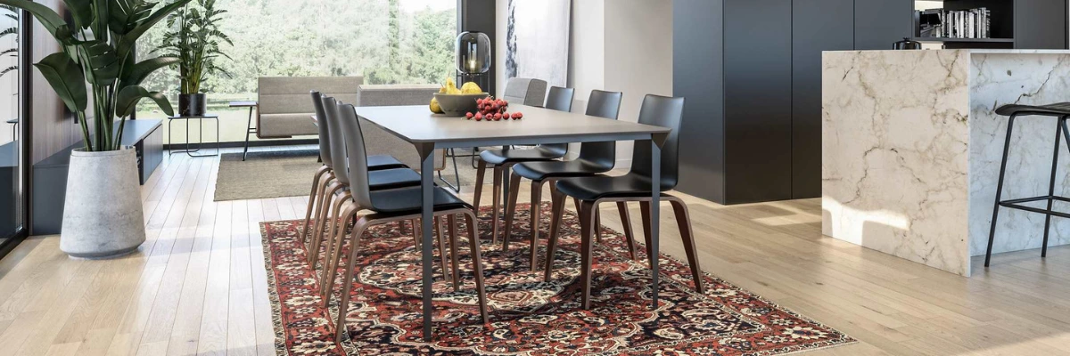 Designerskie krzesło VANK_PIGI w całości wykonane ze sklejki w personalizowanej okleinie z charakterystycznymi spłaszczonymi nogami.