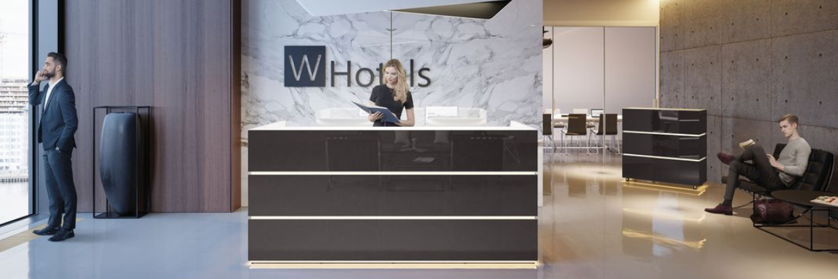 Ekskluzywna, błyszcząca lada recepcyjna PEARL polskiego producenta Wuteh wykonana z płyty Acrylux ze szkłem Lacobel oraz podświetleniem LED RGB w szczelinach, zaprezentowana w strefie powitalnej biura, dostępna w sklepie UpBiuro.