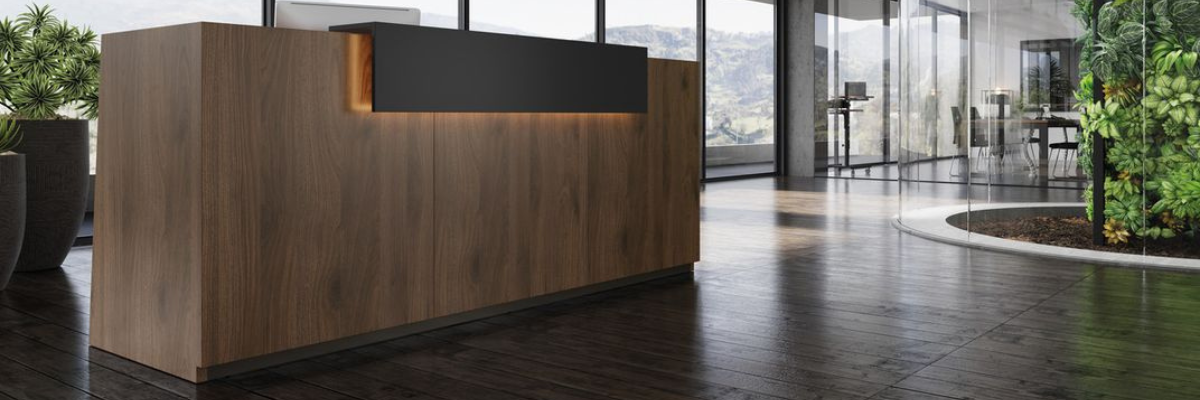Ekskluzywna i dwukolorowa lada recepcyjna LIBRA polskiego producenta Wuteh z nadstawką Acrylux, podświetleniem LED RGB oraz ściętymi bokami w biurowej strefie wejściowej, dostępna w sklepie UpBiuro.