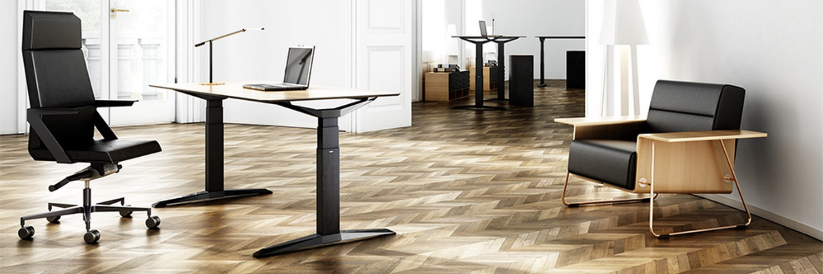 Elegancki i najlepszy ergonomiczny fotel biurowy premium Vank Fil w nowoczesnym gabinecie prezesa – widok na profilowane wysokie oparcie chroniące kręgosłup.