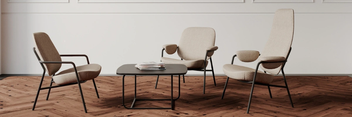 Designerski fotel wypoczynkowy Bejot Epocc_Lounge EP 520 w stylu lat 50., z szerokim tapicerowanym siedziskiem, ergonomicznym oparciem i stabilnym metalowym stelażem, idealny do nowoczesnego salonu, domowego gabinetu, biura oraz przestrzeni publicznych.