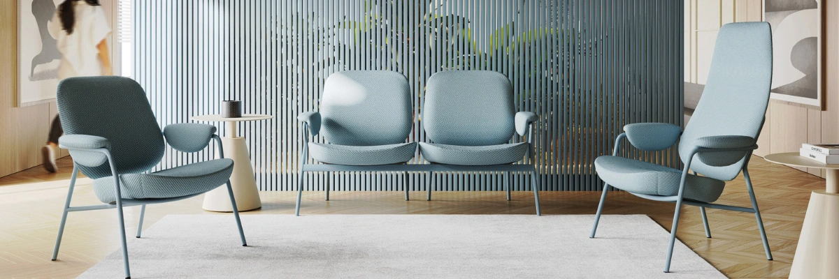 Designerski fotel wypoczynkowy Bejot Epocc_Lounge EP 521 z wysokim oparciem w stylu lat 50., z ergonomicznym wyprofilowaniem, szerokim siedziskiem i stabilną metalową podstawą, idealny do nowoczesnego salonu, gabinetu, stref chillout oraz wnętrz publicznych.