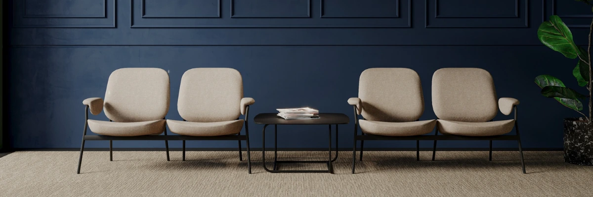 Designerska sofa dwuosobowa Bejot Epocc_Lounge EP 522 w stylu lat 50., z szerokimi tapicerowanymi siedziskami, ergonomicznymi oparciami i stabilnym metalowym stelażem, idealna do nowoczesnego salonu, gabinetu, biurowej strefy lounge oraz przestrzeni publicznych.