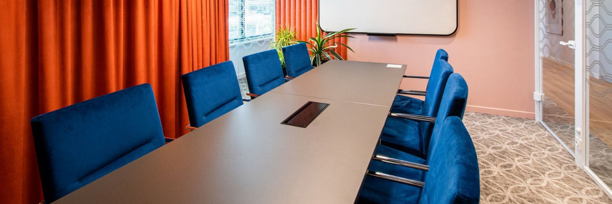 Wygodny i elegancki fotel gabinetowy klasy premium VANK RANZ z ergonomicznym, tapicerowanym siedziskiem, idealny do nowoczesnego biura prezesa lub managera.