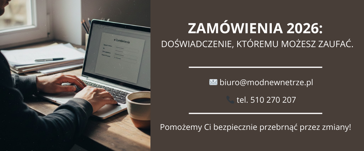 Zbliżenie na dłonie eksperta pracującego w systemie e-Zamówienia nad dokumentacją przetargową 2026.