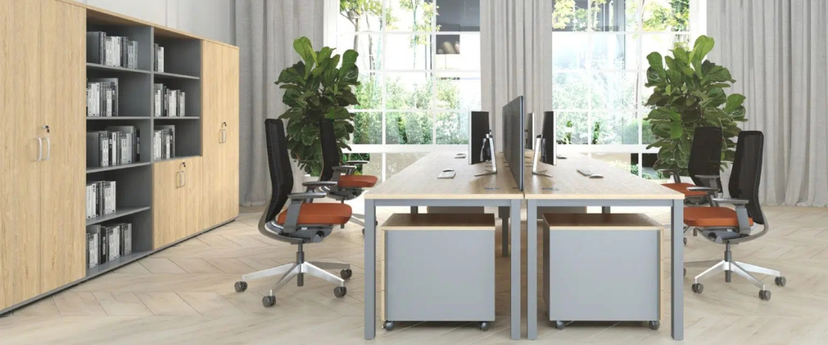 Ergonomiczne wyposażenie biura: biurko Polmarco o wys. 74 cm