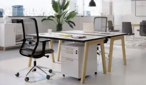 Nowoczesne biurka pracownicze na metalowych nogach do biura typu open space.